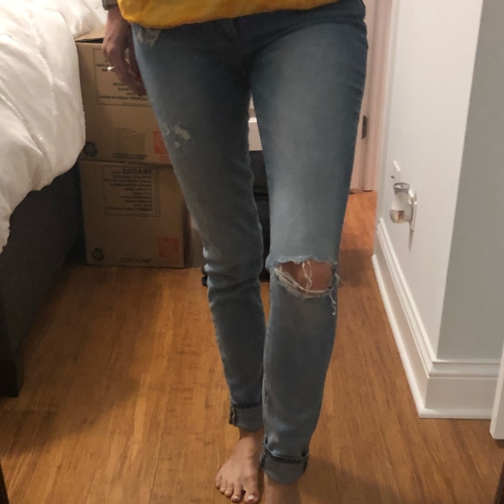 LEVIS 711 SKINNY - lightly distressed! LIKE NEW